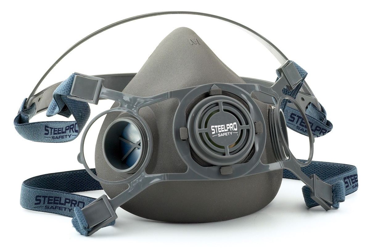 Respirador media máscara fabricada en termoplástico hipoalergénico.
Muy cómoda, suave y ligera (sólo 85gr).
Diseño compacto, permite una excelente compatibilidad con otros equipos de protección (gafas, orejeras…), y un excelente ajuste al rostro, brindando una cómoda e higiénica protección.
Arnés para cabeza y cuello, muy cómodo y de fácil utilización.
Diseño ergonómico, permite un perfecto equilibrio del peso de los filtros y un amplio campo de visión.
Válvula de exhalación central con diseño anti-golpes.
Sistema de conexión de rosca de los filtros facilita su montaje y desmontaje de los filtros reutilizables STEELPRO. Usos y empleo: en todo tipo de actividades con riesgo respiratorio de partículas (industria metal, construcción, fitosanitarios, madera, piedra, cemento…), gases y vapores orgánicos e inorgánicos (industria química, metal, mantenimientos, pintura, industria farmacéutica…). Consultar filtros dependiendo del contaminante. 
Tallas: S, M, L