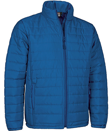 Chaqueta térmica acolchada
Confeccionada en tejido Loft ligero con exterior plano hidrófugo, forro interior liso y relleno acolchado que aporta mayor aislamiento térmico
mediante canales
Cuello alto con cierre de cremallera central que incluye protector de barbilla para mayor comodidad
Cintura recta con cordón elástico y freno para mejor ajuste y mayor comodidad
Dos bolsillos verticales en la cintura con cierre de cremallera y uno interior con cierre de velcro para tener todo accesible.
8 colores disponibles. 
Tallas: S a 3XL