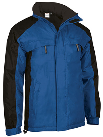 Parka impermeable con capucha escamoteable y diseño bicolor
Confeccionada con tejido Ripstop impermeable en el exterior, relleno acolchado, forro interior liso y tejido polar anti-pilling en cuello para mayor retención térmica y confort
Costuras termo-selladas para evitar filtraciones de agua y mantener el cuerpo seco ante la lluvia
Puños ajustables mediante velcro y cintura recta con cordón elástico regulador y freno para mejor ajuste y mayor comodidad
Dos bolsillos oblicuos en cintura, dos en el pecho y un bolsillo interior, todos con cierre de cremallera, para tener todo accesible.
6 colores disponibles.
Tallas: S a XXL