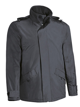 Parka acolchada con diseño en colores lisos
Confeccionada con tejido impermeable plano en la cara exterior, forro interior liso y relleno acolchado para mayor retención térmica
Cuello alto con cierre de cremallera central oculta bajo tapeta con cierre de velcro para mayor protección calidez y confort
Capucha escamoteable oculta en el interior del cuello, que se abre y se cierra mediante velcro, para usarla como chubasquero
Dos bolsillos oblicuos en la cintura con cierre de cremallera oculta bajo tapeta y un bolsillo interior en el pecho izquierdo con cierre de velcro
para tener todo accesible, puños regulables mediante velcro para un mejor ajuste.
5 colores disponibles.
Tallas: S a XXL